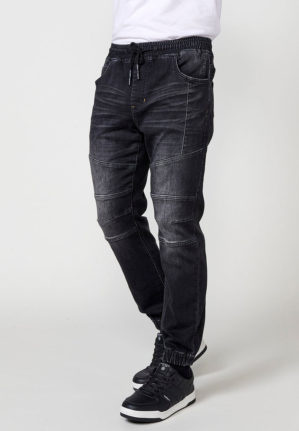 Pantalon de jogging en jean avec taille élastique et cinq poches dont une poche et détails aux genoux pour homme