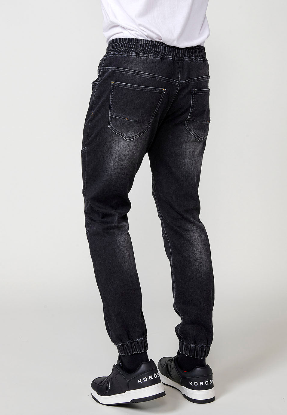 Pantalon de jogging en jean avec taille élastique et cinq poches dont une poche et détails aux genoux pour homme