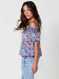 Blaue Bluse mit Blumenmuster und Bardot-Ausschnitt für Damen – Koroshi 2512BL12