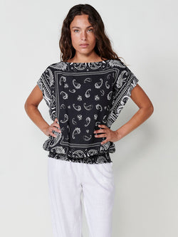 Blusa nera da donna in raso stampa cashmere con scollo a barchetta - Koroshi 2512BL28