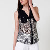 Sleeveless blouse with shirt collar and button closure and rounded hem with floral print and metal plate with Koröshi logo at the hem and voile fabric for women