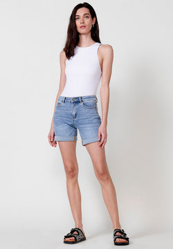 Shorts in denim push up con orlo doppio risvolto e logo lucido da donna in colore azzurro - Koroshi 2512PS68