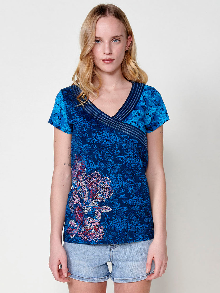 T-shirt da donna in cotone incrociato con stampa floreale blu a maniche corte scollo a V - Koroshi 2512TP03