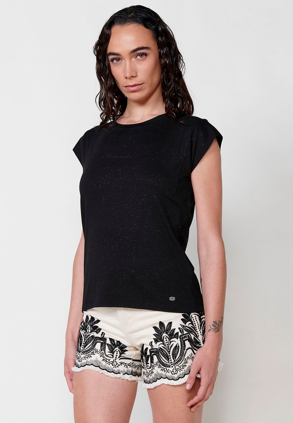 Camiseta brillos logo 3D mujer negro - Koroshi 2512TP11