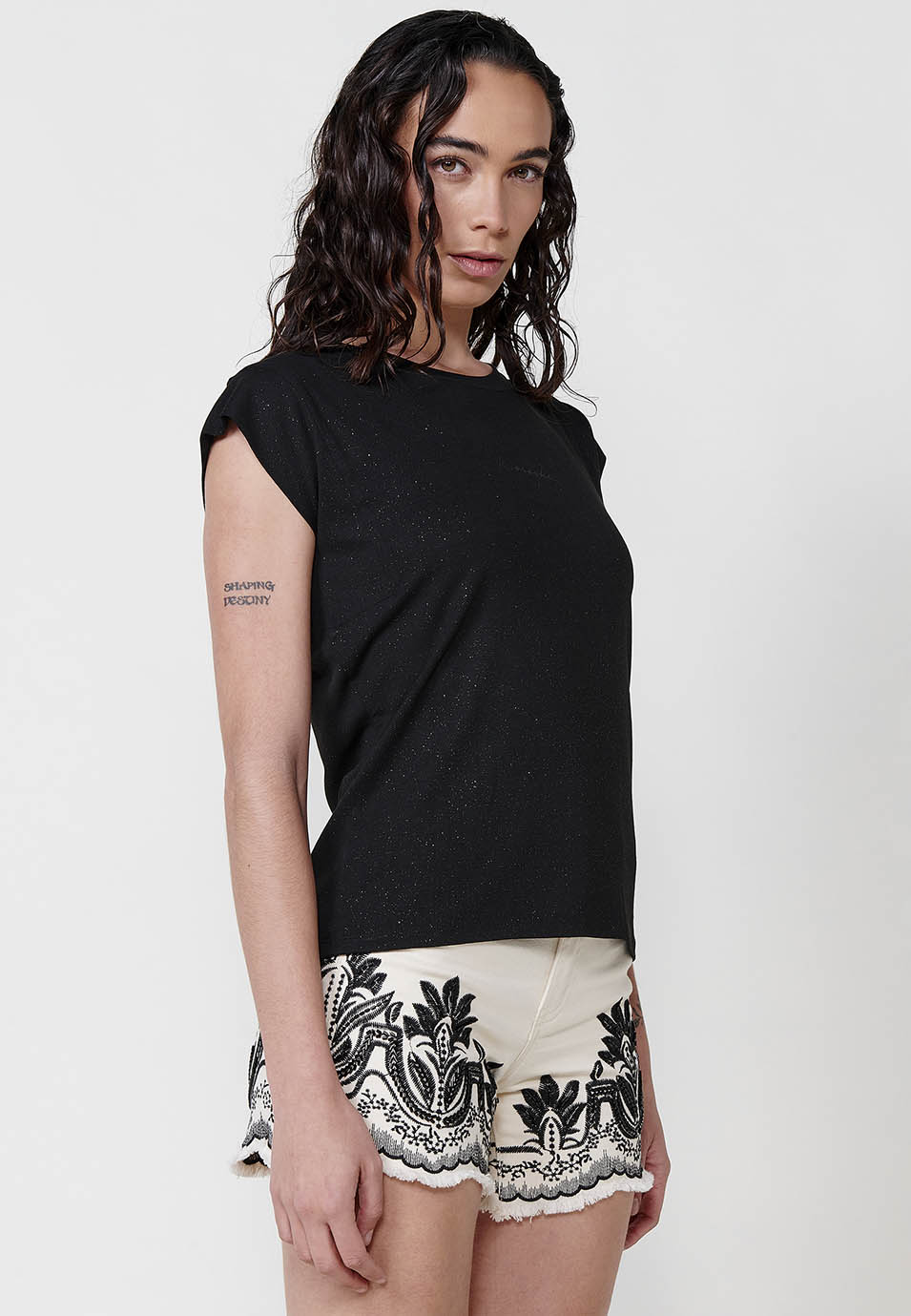 Camiseta brillos detalle placa mujer negro - Koroshi 2512TP11