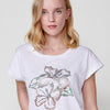 Short-sleeved, round-neck t-shirt with glitter flower on the front and metal plate with Koröshi logo on the front for women