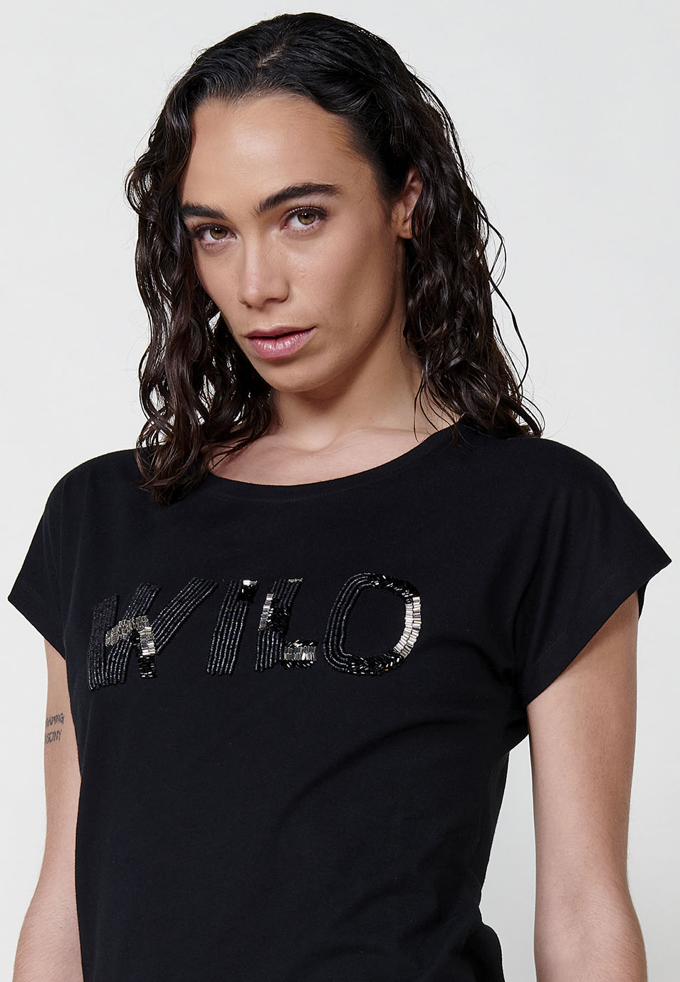 T-shirt femme noir manches courtes en coton avec broderie sauvage en strass - Koroshi 2512TP77