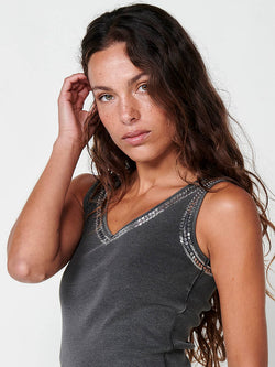 T-shirt sans manches en coton avec décolleté en V et perles pour femme gris - Koroshi 2512TP82