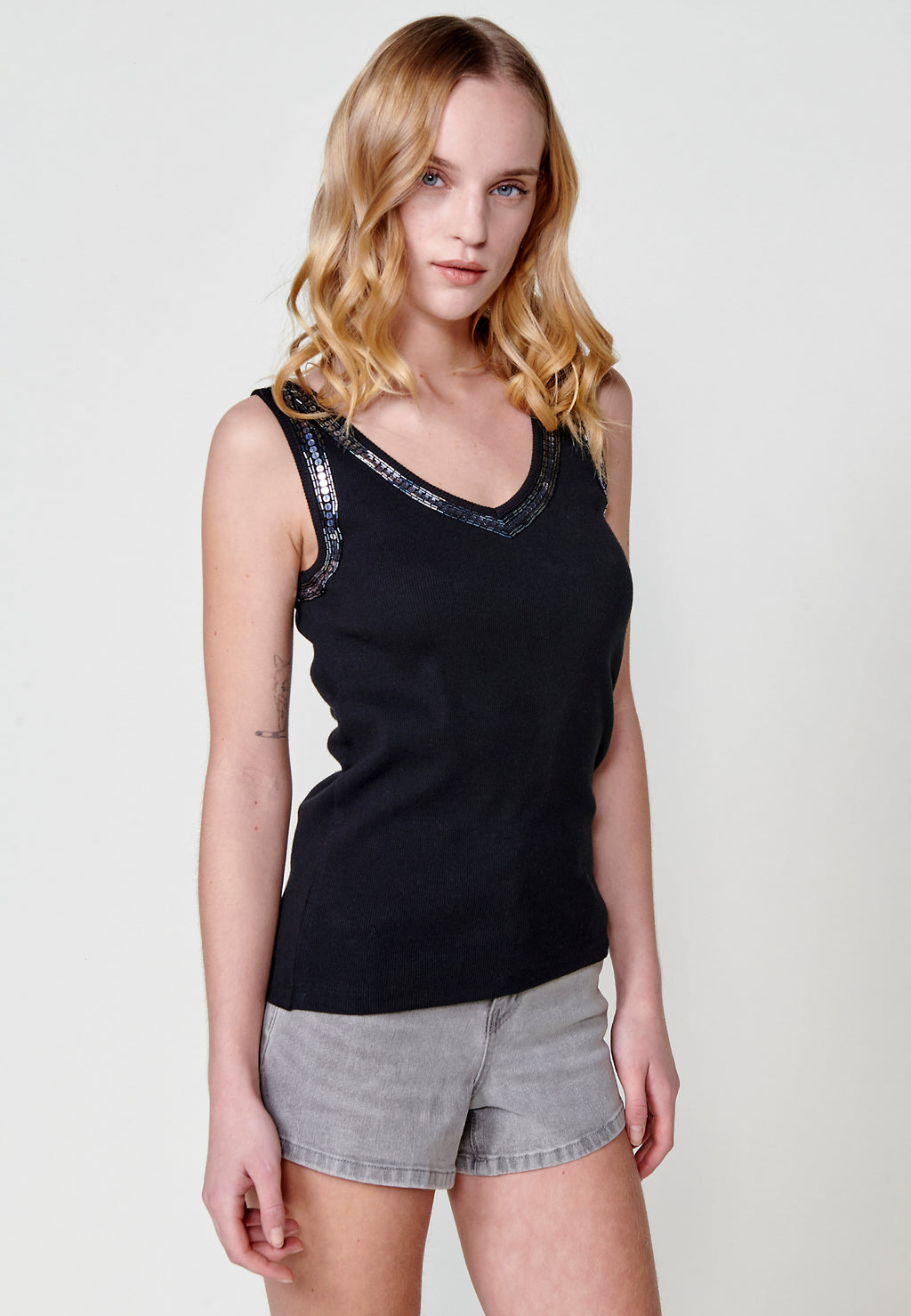 T-shirt nera da donna smanicata in maglia a coste con scollo a V e perline - Koroshi 2512TP83