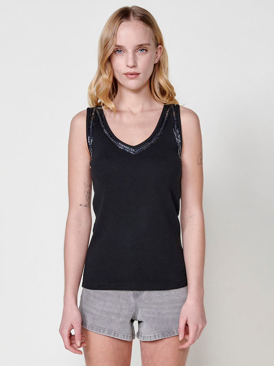 T-shirt nera da donna smanicata in maglia a coste con scollo a V e perline - Koroshi 2512TP83