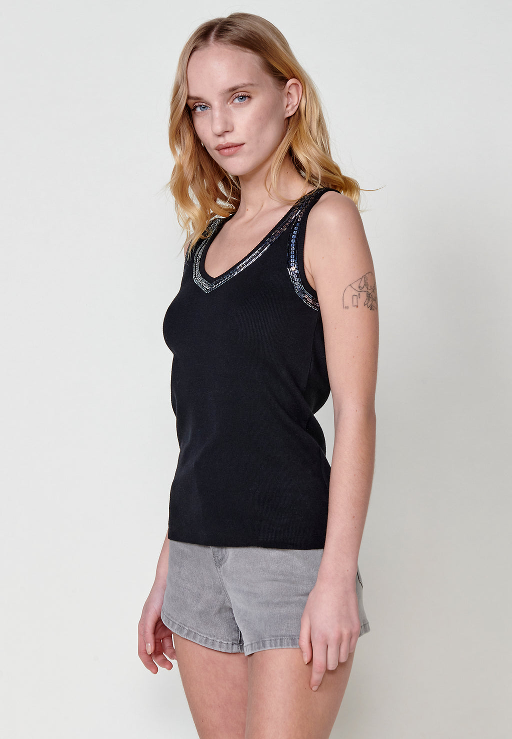 T-shirt nera da donna smanicata in maglia a coste con scollo a V e perline - Koroshi 2512TP83
