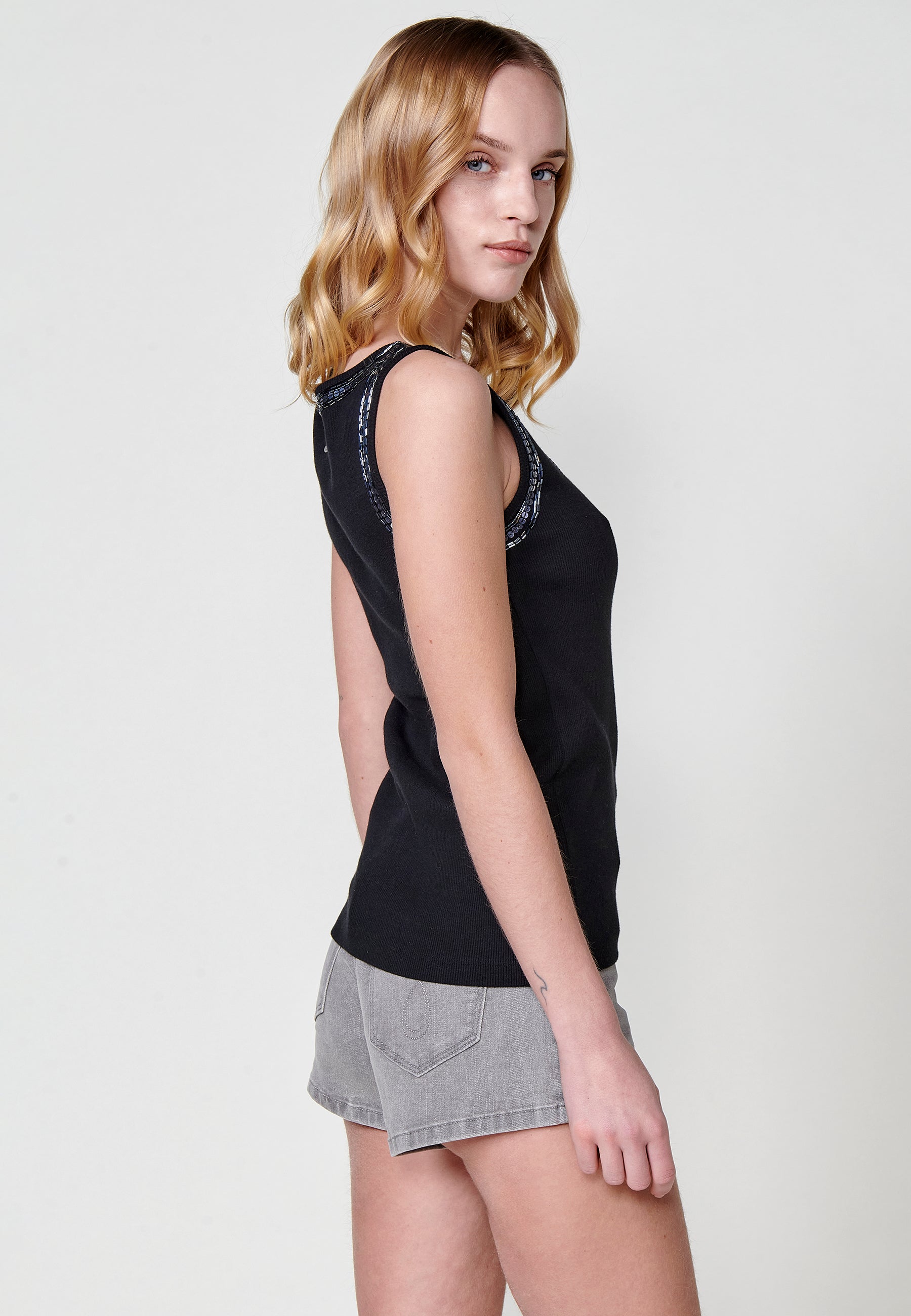 T-shirt nera da donna smanicata in maglia a coste con scollo a V e perline - Koroshi 2512TP83