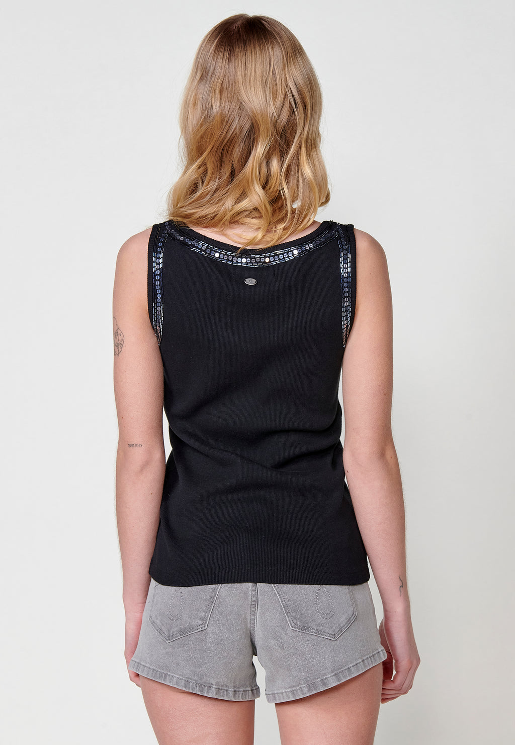 T-shirt nera da donna smanicata in maglia a coste con scollo a V e perline - Koroshi 2512TP83