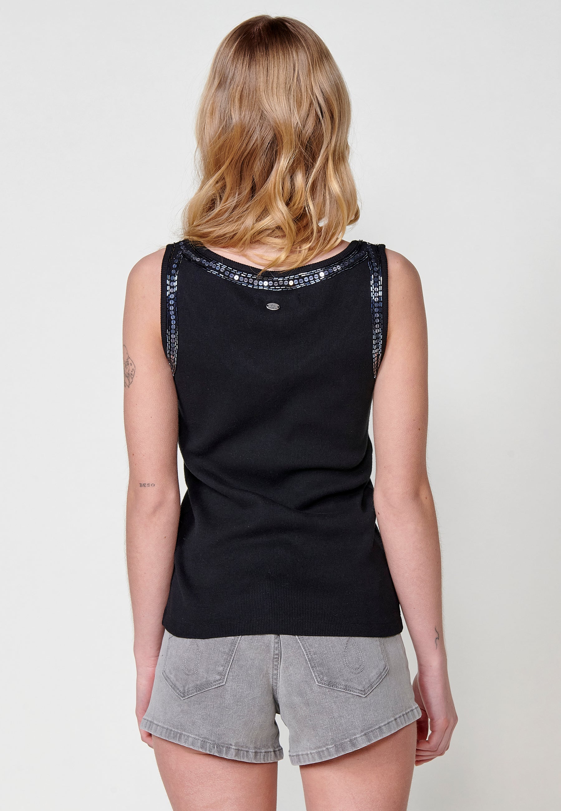T-shirt nera da donna smanicata in maglia a coste con scollo a V e perline - Koroshi 2512TP83