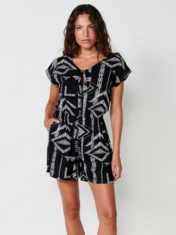 Kurzer Overall mit Ethno-Print, V-Ausschnitt und Schleife, kurze Ärmel, Damen, Schwarz – Koroshi 2512VS58