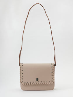 Sac bandoulière femme beige effet cuir avec clous et anse longue - Koroshi 2512ZB01
