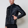 Veste pour homme de couleur anthracite avec col haut, fermeture éclair sur le devant et poches. Extérieur 100% coton avec enduction polyuréthane.