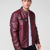 Veste pour homme marron foncé avec col haut, poches et fermeture éclair sur le devant. Fabriqué en polyester 100% résistant et polyvalent.