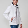 Veste homme écru avec capuche, poches et fermeture zippée sur le devant. Fabriqué en 100% polyester léger et résistant.
