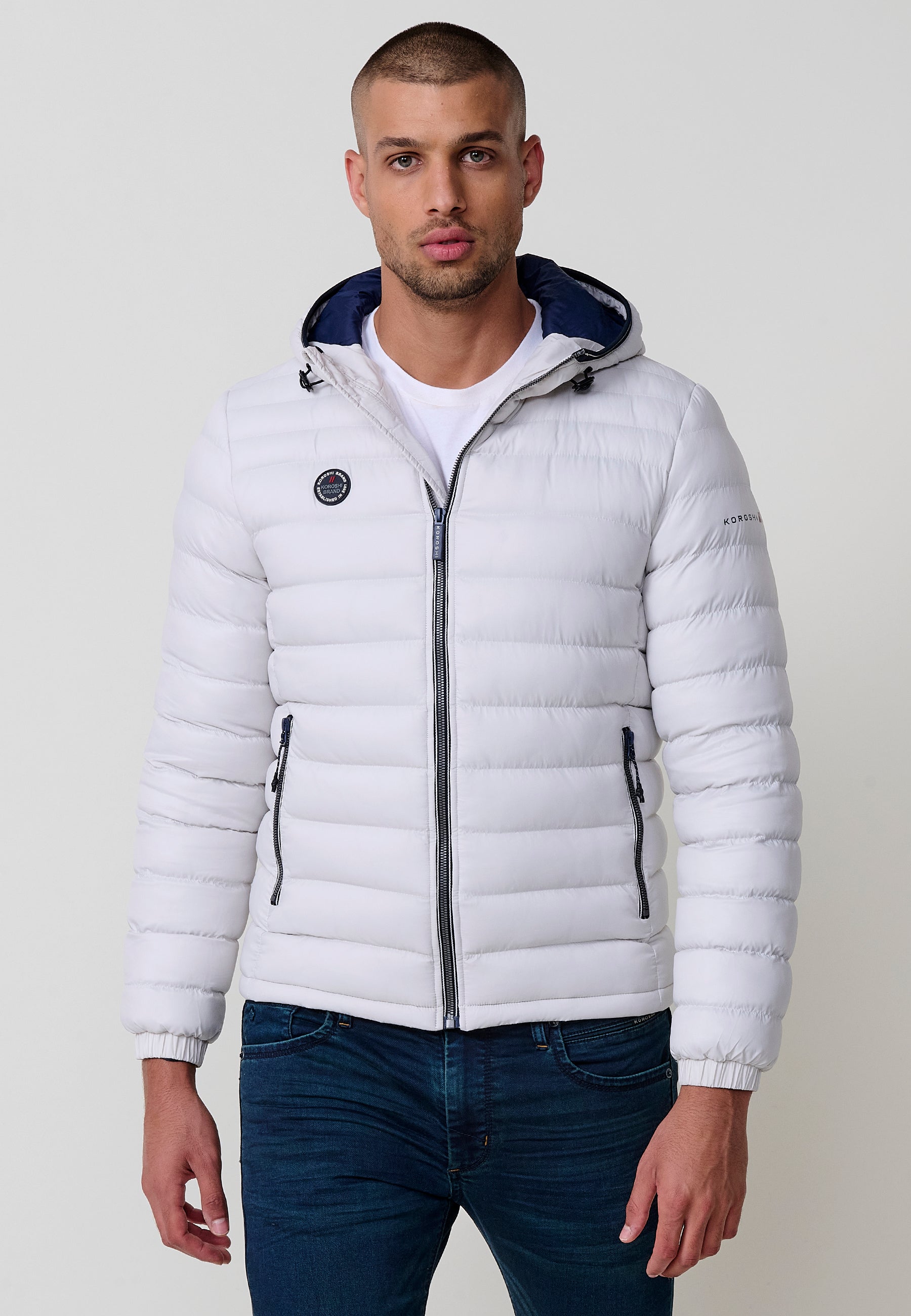 Chaqueta cazadora acolchada tipo plumífero hombre,  cuello alto capucha, bolsillos y cierrecremallera.