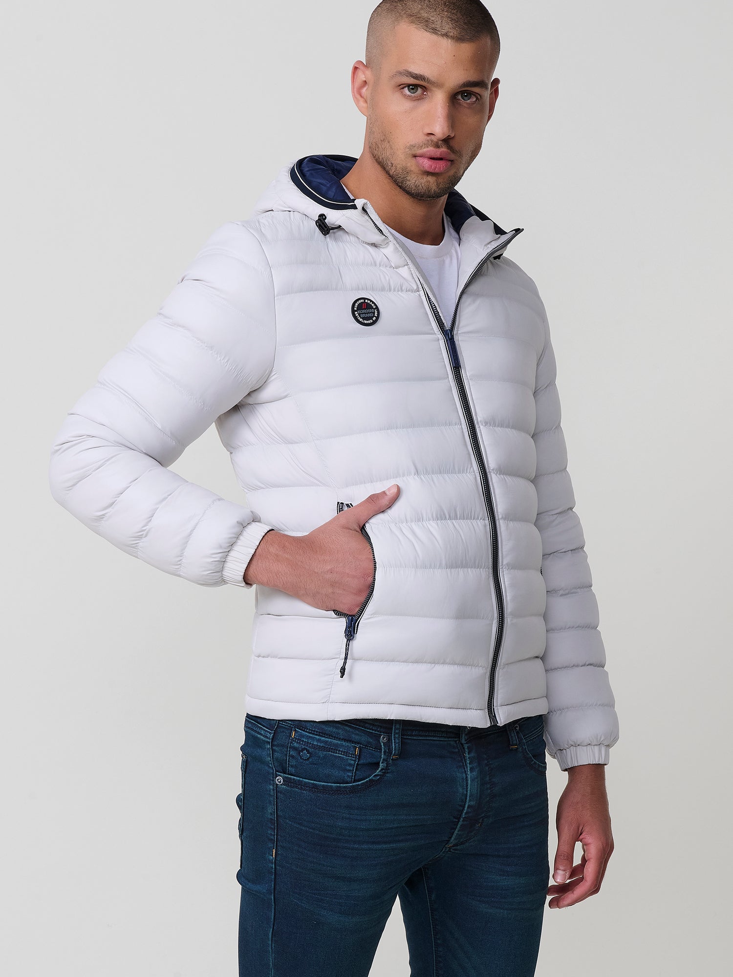 Chaqueta cazadora acolchada tipo plumífero hombre,  cuello alto capucha, bolsillos y cierrecremallera.