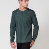 T-shirt homme vert foncé à manches longues, 100% coton, col rond avec ouverture et imprimé devant.