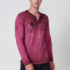 T-shirt bordeaux da uomo a maniche lunghe, 100% cotone, a girocollo con apertura e stampa frontale.