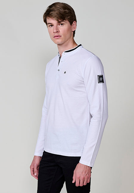 Polo homme anthracite à manches longues, 100% coton, à col rond et style polyvalent pour des looks urbains et élégants.