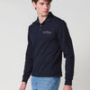 Polo da uomo blu navy a maniche lunghe con colletto a camicia. Realizzata in cotone 100%, comoda, traspirante e facile da abbinare.