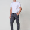 Pantalón jogger largo de hombre en color gris, 98% algodón y 2% elastano, con bolsillos y ajuste cómodo.