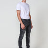 Pantalón denim largo estilo biker para hombre en black denim. Corte skinny fit con cierre de cremallera y botón. Detalles en las rodillas.