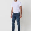 Jean motard coupe skinny pour homme de couleur foncée. Tissu 98% coton et 2% élasthanne, moulant, confortable et moderne.