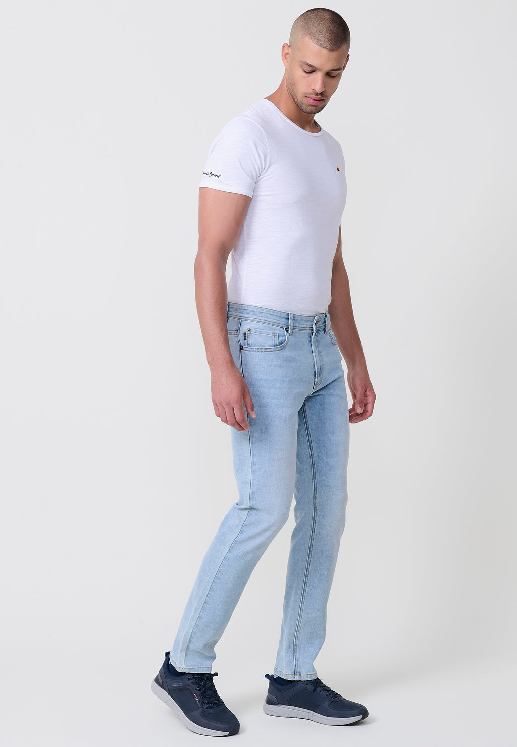 Jean pour hommes coupe régulière en tissu denim stretch bleu clair. Fabriqué en 98 % coton et 2 % élasthanne, confortable et polyvalent.