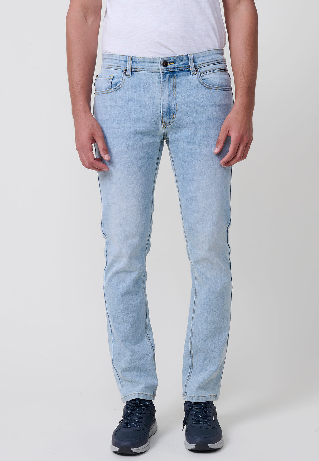 Jean pour hommes coupe régulière en tissu denim stretch bleu clair. Fabriqué en 98 % coton et 2 % élasthanne, confortable et polyvalent.