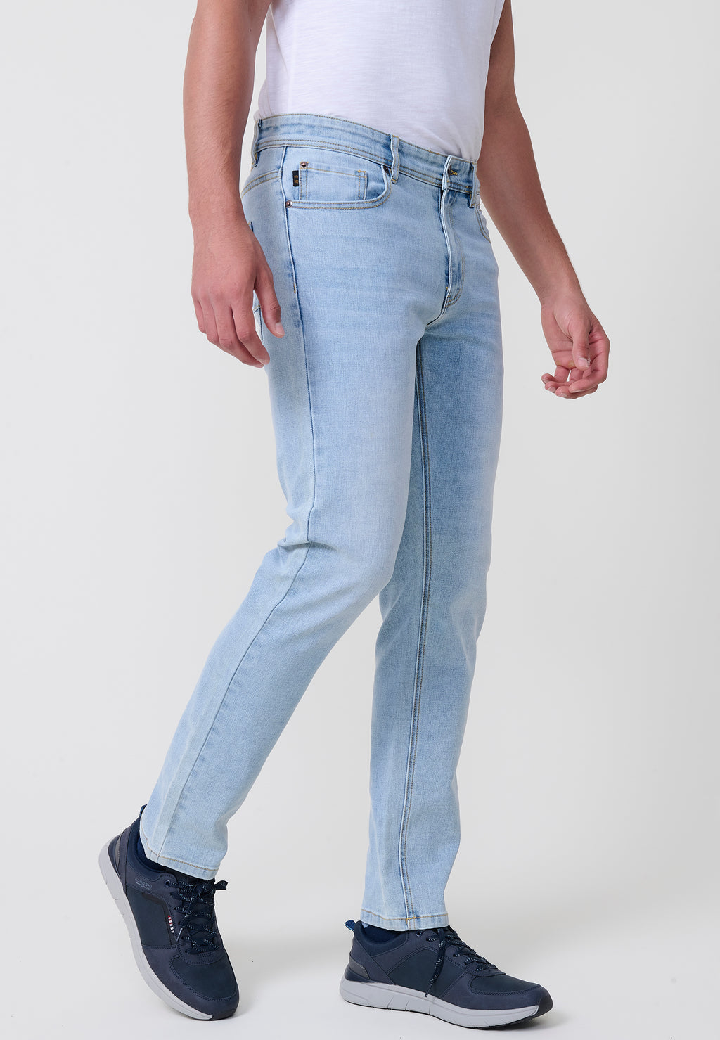 Jean pour hommes coupe régulière en tissu denim stretch bleu clair. Fabriqué en 98 % coton et 2 % élasthanne, confortable et polyvalent.