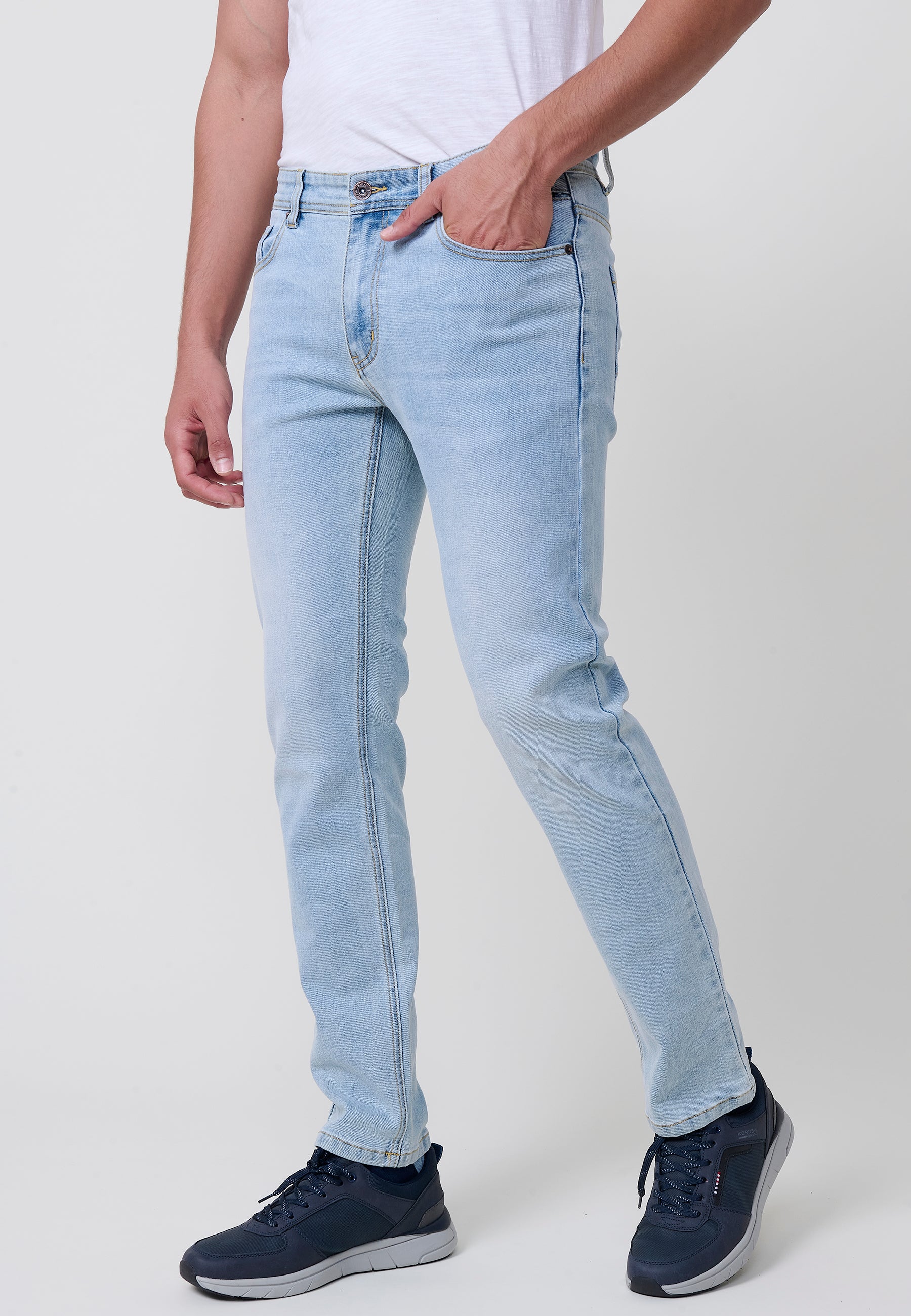 Jean pour hommes coupe régulière en tissu denim stretch bleu clair. Fabriqué en 98 % coton et 2 % élasthanne, confortable et polyvalent.