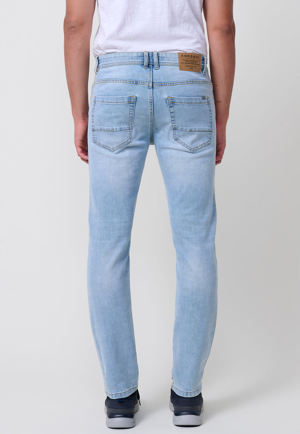 Jean pour hommes coupe régulière en tissu denim stretch bleu clair. Fabriqué en 98 % coton et 2 % élasthanne, confortable et polyvalent.