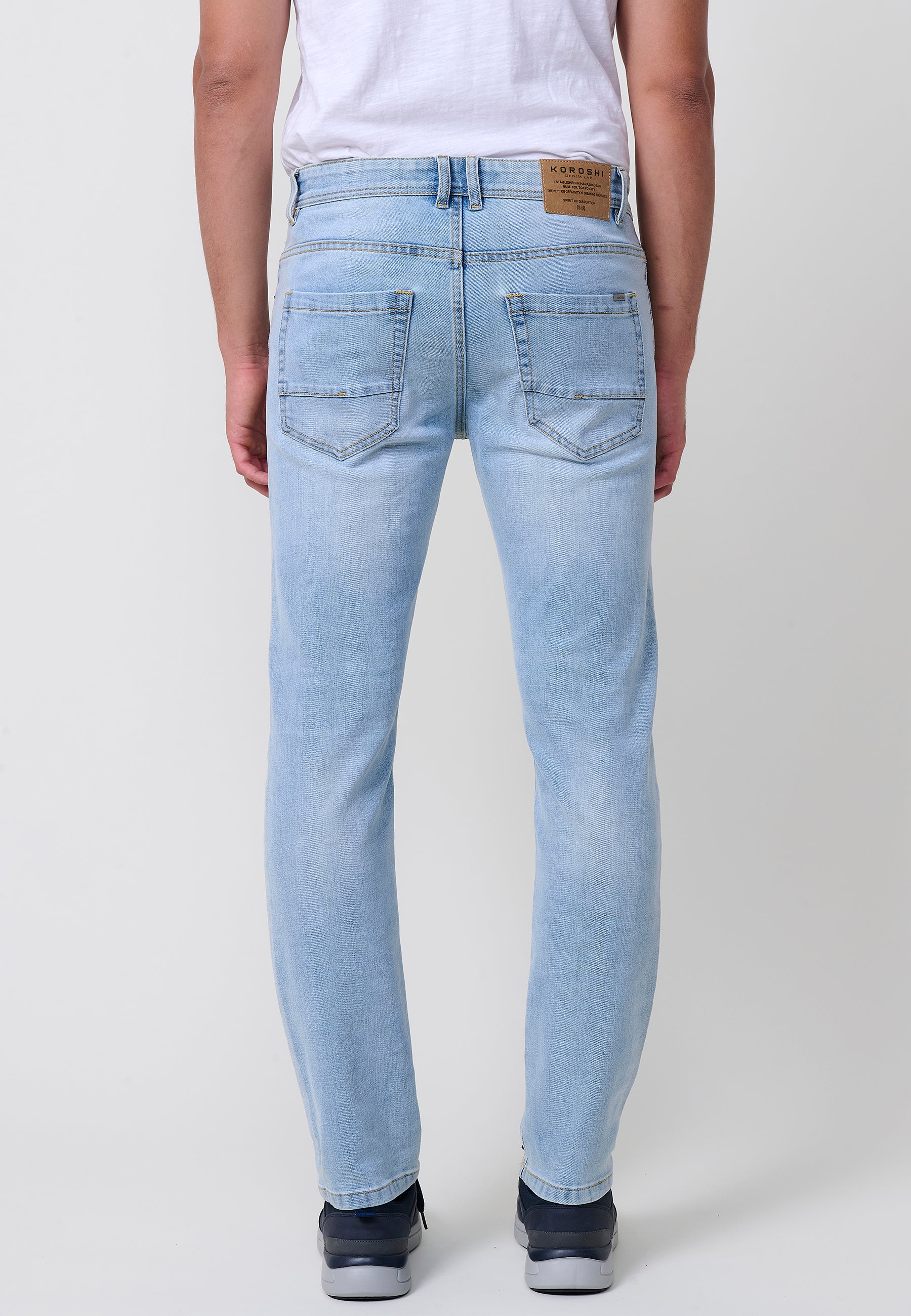 Jean pour hommes coupe régulière en tissu denim stretch bleu clair. Fabriqué en 98 % coton et 2 % élasthanne, confortable et polyvalent.