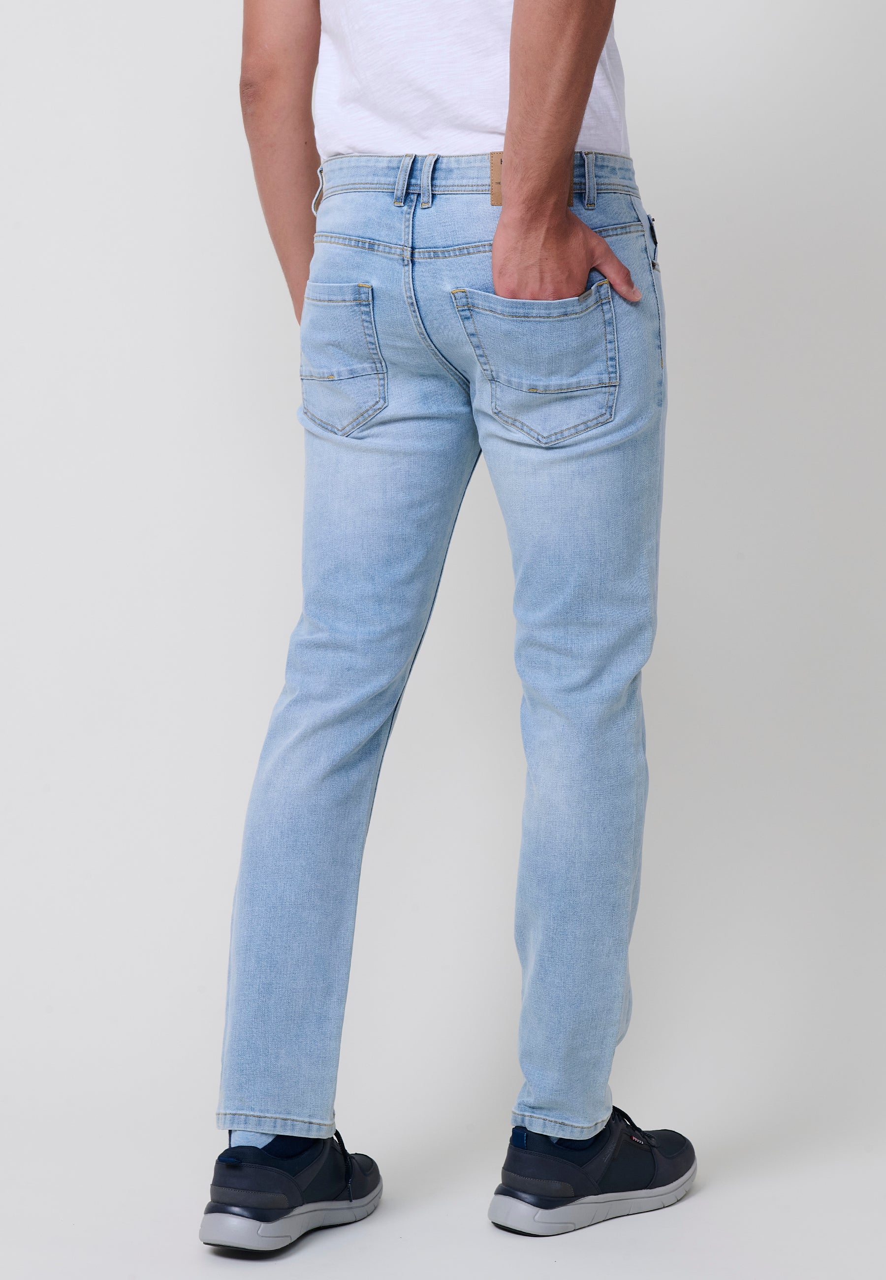 Jean pour hommes coupe régulière en tissu denim stretch bleu clair. Fabriqué en 98 % coton et 2 % élasthanne, confortable et polyvalent.