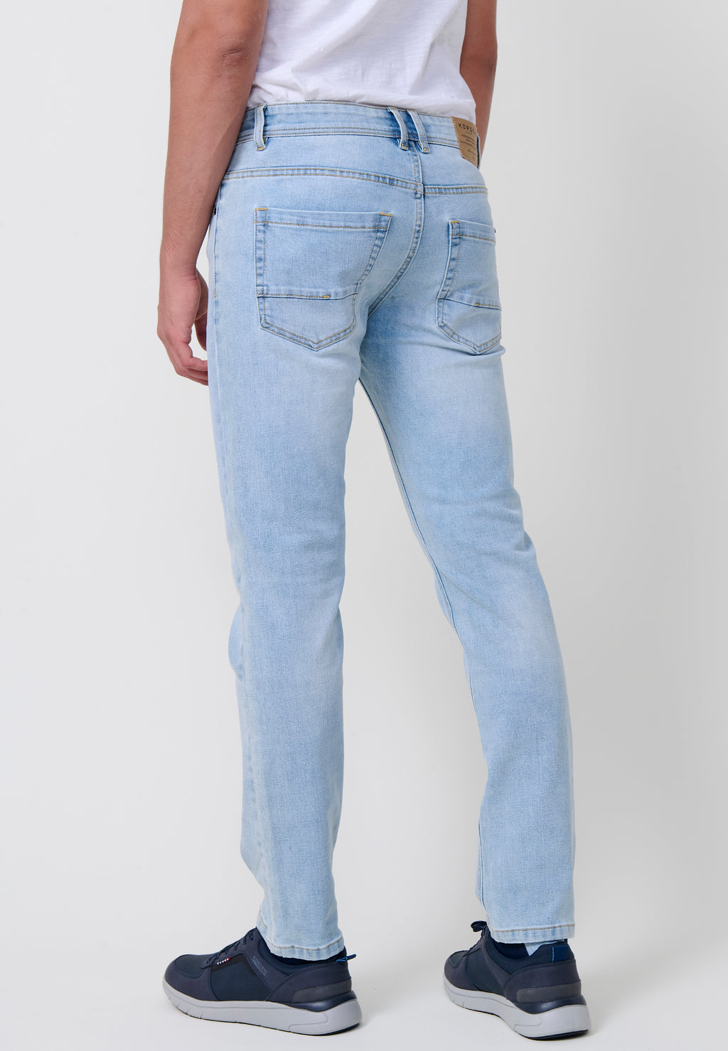 Jean pour hommes coupe régulière en tissu denim stretch bleu clair. Fabriqué en 98 % coton et 2 % élasthanne, confortable et polyvalent.