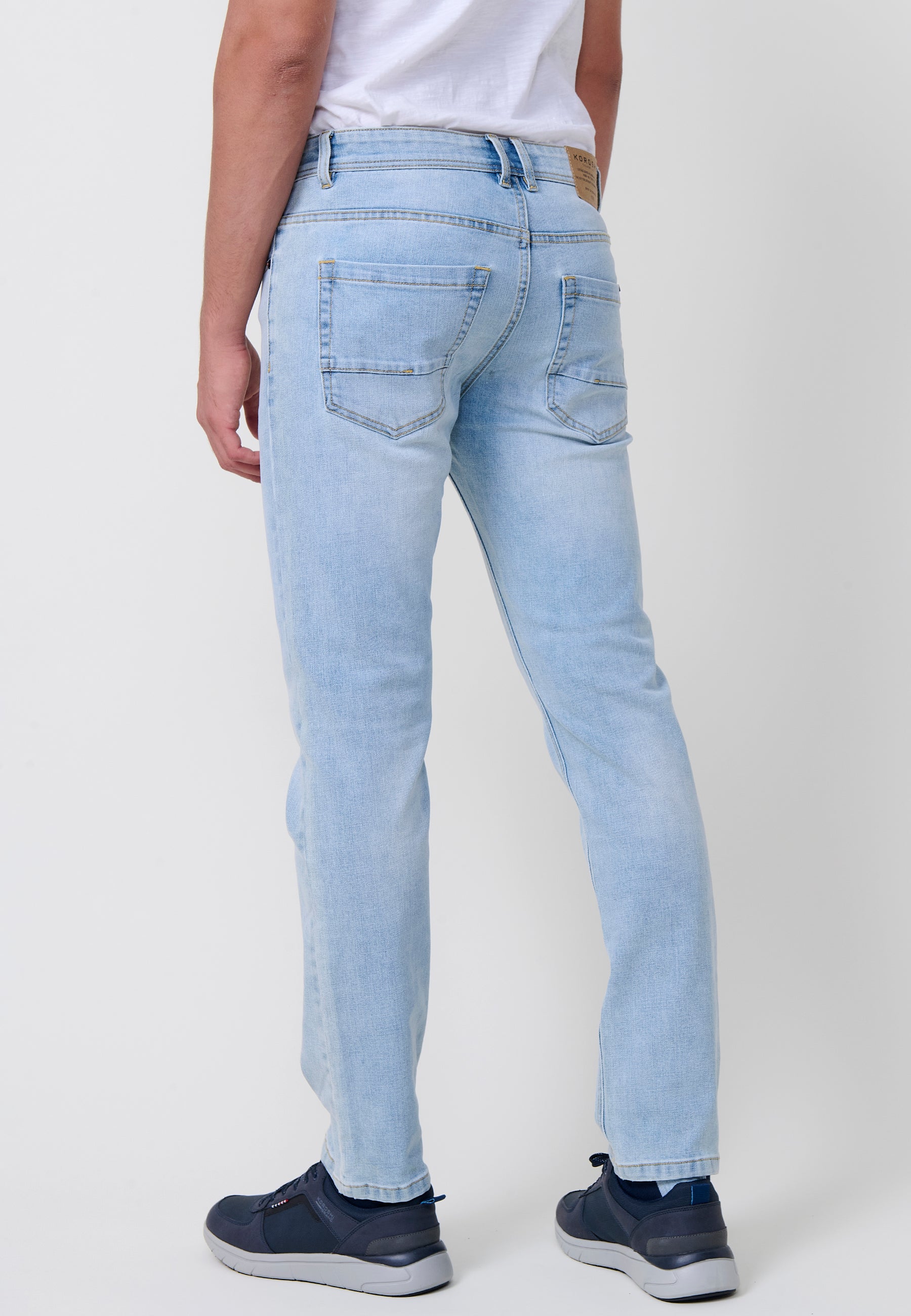 Jean pour hommes coupe régulière en tissu denim stretch bleu clair. Fabriqué en 98 % coton et 2 % élasthanne, confortable et polyvalent.