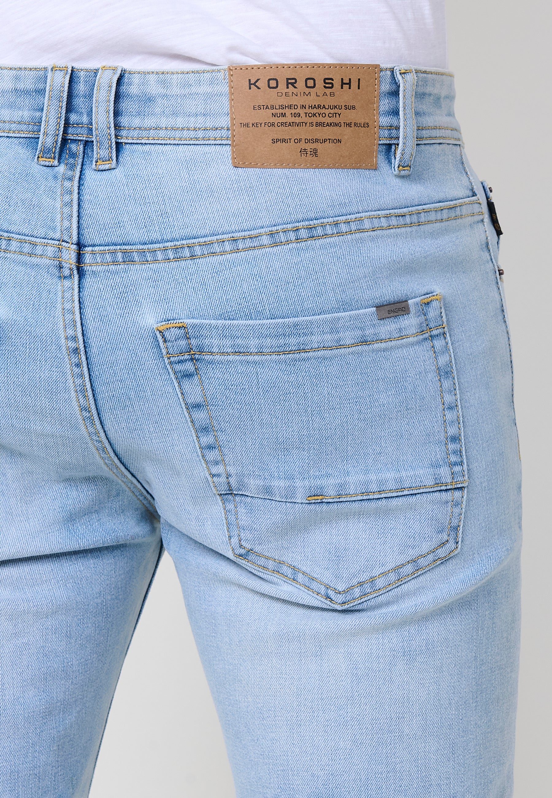Jeans da uomo Regular Fit in tessuto denim stretch. Realizzato in 98% cotone e 2% elastan, comodo e versatile.