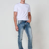 Jean pour homme léger avec une coupe Regular Fit. Tissu extensible qui offre du confort.