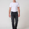 Jean homme en denim noir, coupe Regular Fit et tissu élastique. Fermeture à glissière et bouton.