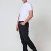 Jean pour hommes Comfort Fit noir, avec fermeture éclair sur le devant et fermeture boutonnée. Fabriqué en coton et polyester.