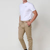 Herren-Jogginghose in Beige, mit Seitentaschen, elastischem Bund und bequemem und widerstandsfähigem Stoff aus 100 % Polyester.