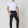 Pantalón jogger de hombre en color negro, con bolsillos laterales, cintura elástica y tejido 100% poliéster resistente y cómodo.
