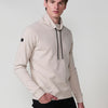Felpa beige da uomo con collo alto e maniche lunghe. Cotone e poliestere per uno stile moderno, urbano e confortevole.
