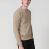 Pull homme en tricot beige à col rond, manches longues et finitions côtelées. Tissu mélangé de polyester et de polyamide, confortable et moderne.