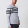 Pull homme en tricot gris avec col rond, manches longues et détail rayé central. Mélange de viscose, polyamide et polyester.